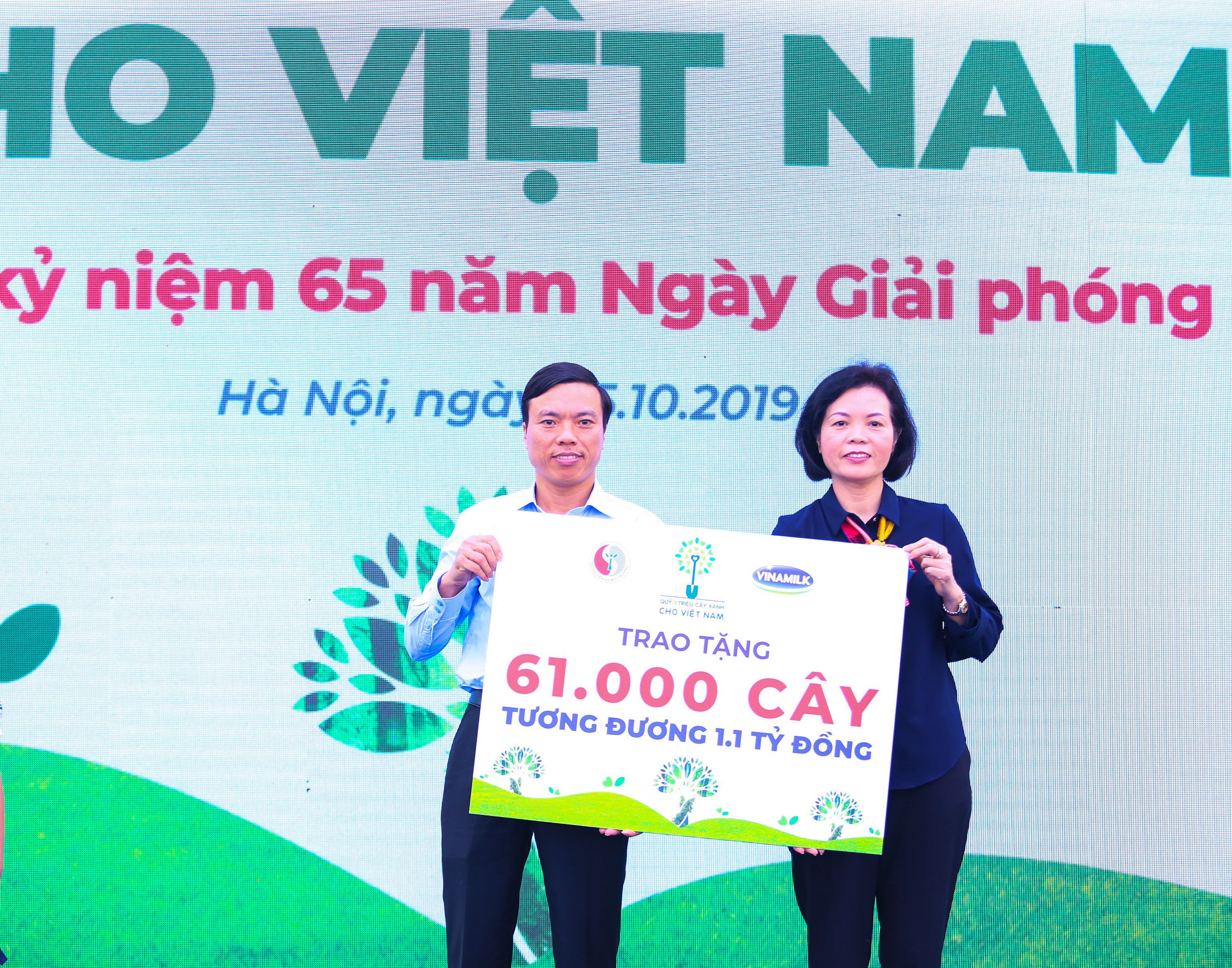 Chào mừng 65 năm Ngày Giải phòng Thủ Đô: Vinamilk cùng Quỹ 1 triệu cây xanh cho Việt Nam và Quỹ sữa Vươn cao Việt Nam tổ chức các hoạt động ý nghĩa cho trẻ em thủ đô.