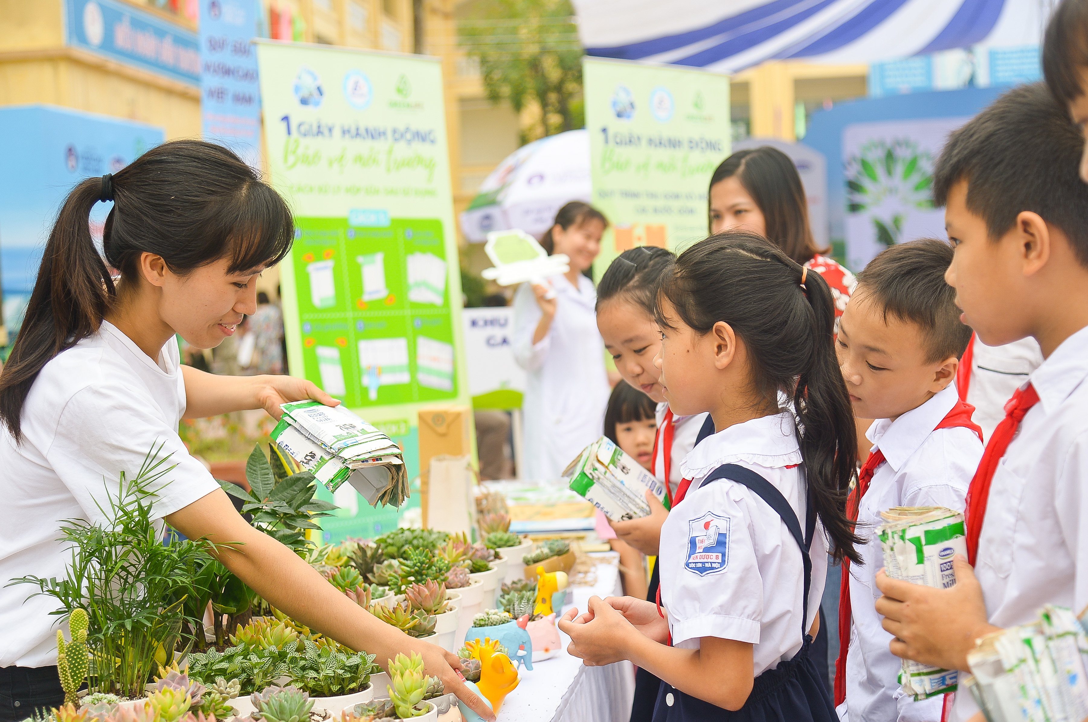 Chào mừng 65 năm Ngày Giải phòng Thủ Đô: Vinamilk cùng Quỹ 1 triệu cây xanh cho Việt Nam và Quỹ sữa Vươn cao Việt Nam tổ chức các hoạt động ý nghĩa cho trẻ em thủ đô.