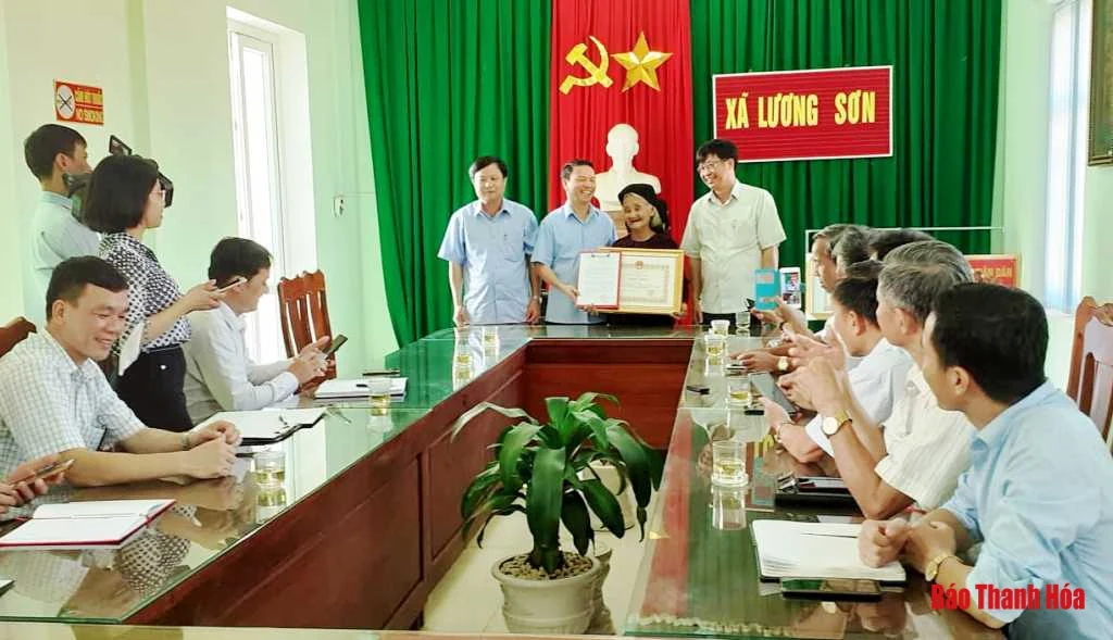 Chủ tịch UBND tỉnh Thanh Hóa tặng Bằng khen cho cụ bà xin thoát nghèo