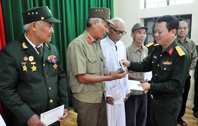Trao 40 suất quà cho gia đình liệt sĩ và thương binh là quân tình nguyện