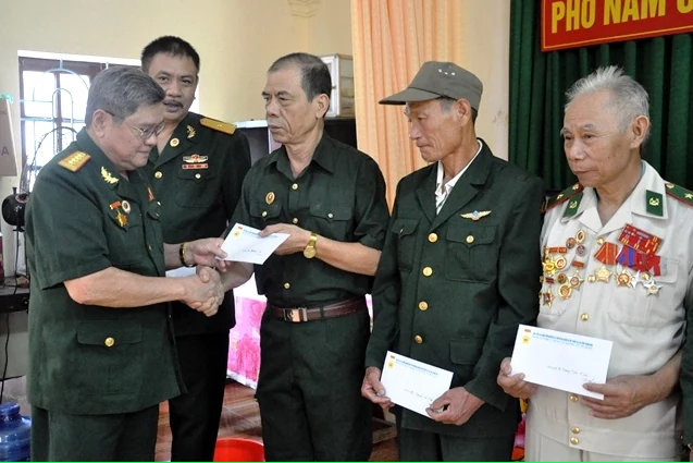 Trao 40 suất quà cho gia đình liệt sĩ và thương binh là quân tình nguyện