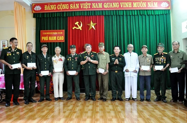Trao 40 suất quà cho gia đình liệt sĩ và thương binh là quân tình nguyện