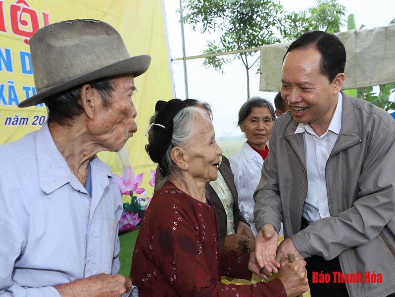 Đồng chí Bí thư Tỉnh ủy, Chủ tịch HĐND tỉnh Trịnh Văn Chiến chung vui Ngày hội Đại đoàn kết dân tộc với Nhân dân thôn 5, xã Thọ Vực