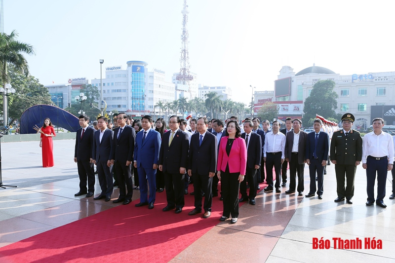 Đoàn đại biểu Thành ủy Hà Nội và Tỉnh ủy Thanh Hóa dâng hương Anh hùng dân tộc Lê Lợi