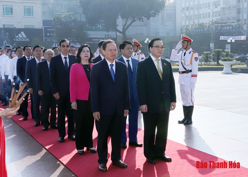 Đoàn đại biểu Thành ủy Hà Nội và Tỉnh ủy Thanh Hóa dâng hương Anh hùng dân tộc Lê Lợi