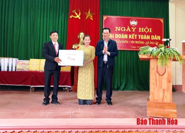 Bí thư Đảng ủy Khối các cơ quan tỉnh Trịnh Tuấn Sinh dự Ngày hội Đại đoàn kết toàn dân tộc tại khu dân cư thôn 1 Yên Trường, xã Thọ Lập