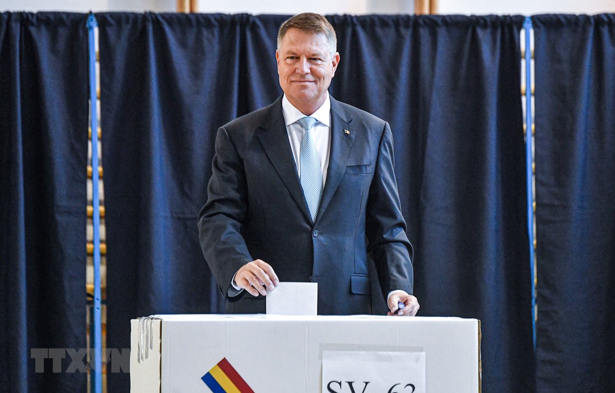 Bầu cử Romania: Tổng thống Iohannis dẫn đầu sau vòng 1