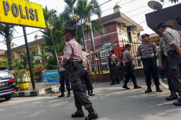 Đánh bom liều chết bên ngoài đồn cảnh sát ở Indonesia