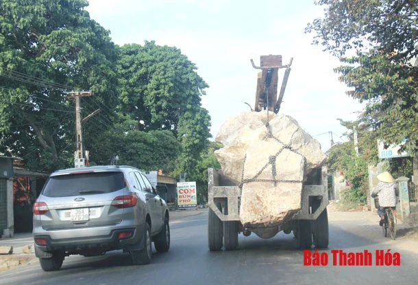 Xe “hung thần” chở đá tảng trên quốc lộ