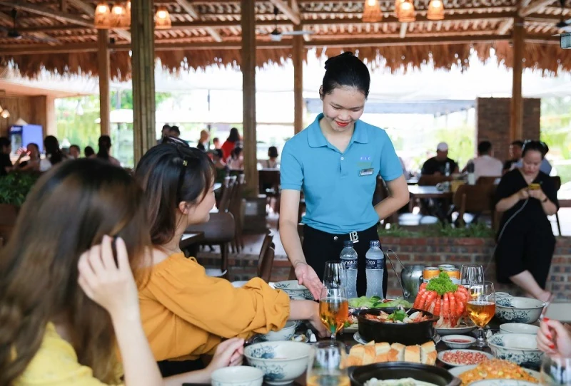 Khám phá khung cảnh lãng mạn nơi Bảo lần đầu “thả thính” Khuê trong Hoa hồng trên ngực trái