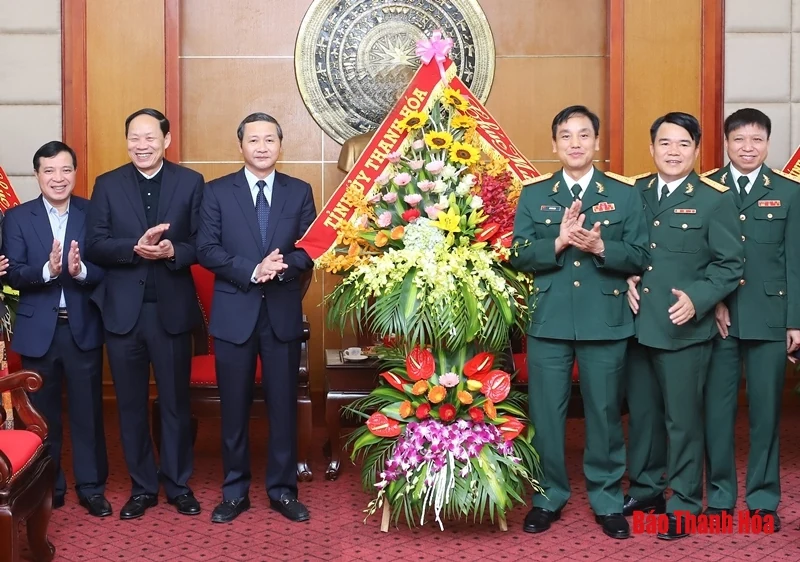 Phó Bí thư Tỉnh ủy Đỗ Minh Tuấn chúc mừng cán bộ chiến sĩ Bộ Chỉ huy quân sự tỉnh; Bộ đội biên phòng tỉnh