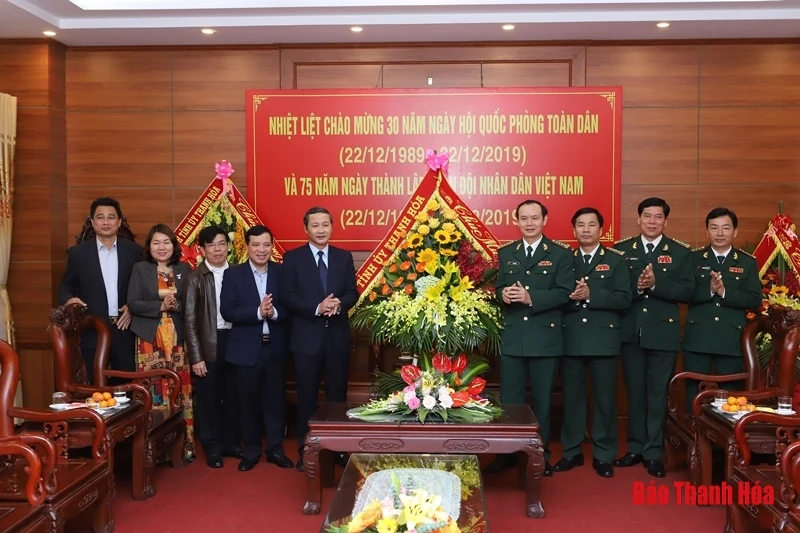 Phó Bí thư Tỉnh ủy Đỗ Minh Tuấn chúc mừng cán bộ chiến sĩ Bộ Chỉ huy quân sự tỉnh; Bộ đội biên phòng tỉnh