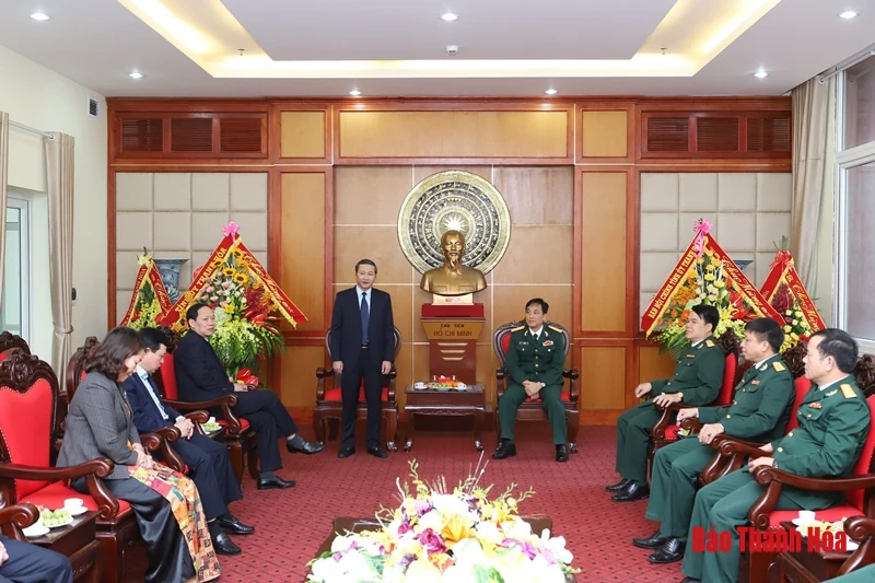 Phó Bí thư Tỉnh ủy Đỗ Minh Tuấn chúc mừng cán bộ chiến sĩ Bộ Chỉ huy quân sự tỉnh; Bộ đội biên phòng tỉnh