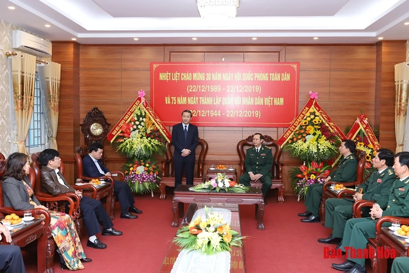 Phó Bí thư Tỉnh ủy Đỗ Minh Tuấn chúc mừng cán bộ chiến sĩ Bộ Chỉ huy quân sự tỉnh; Bộ đội biên phòng tỉnh