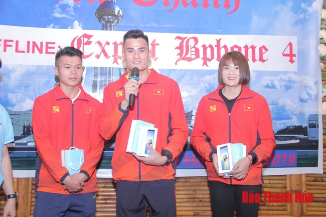 Bphone Fans Club xứ Thanh tặng quà các vận động viên người Thanh Hóa đoạt huy chương vàng tại Seagame 30