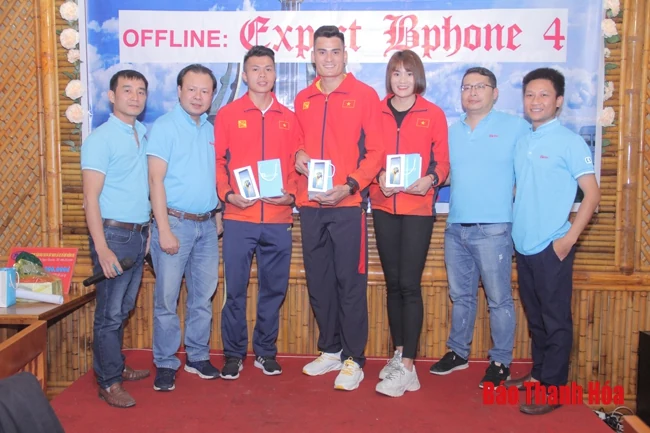 Bphone Fans Club xứ Thanh tặng quà các vận động viên người Thanh Hóa đoạt huy chương vàng tại Seagame 30