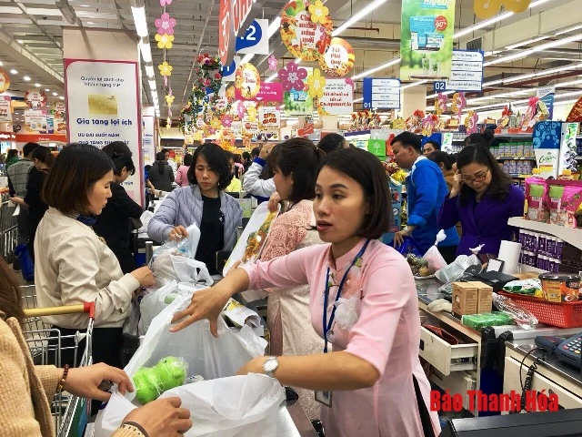 Sôi động thị trường hàng hóa Tết Nguyên đán