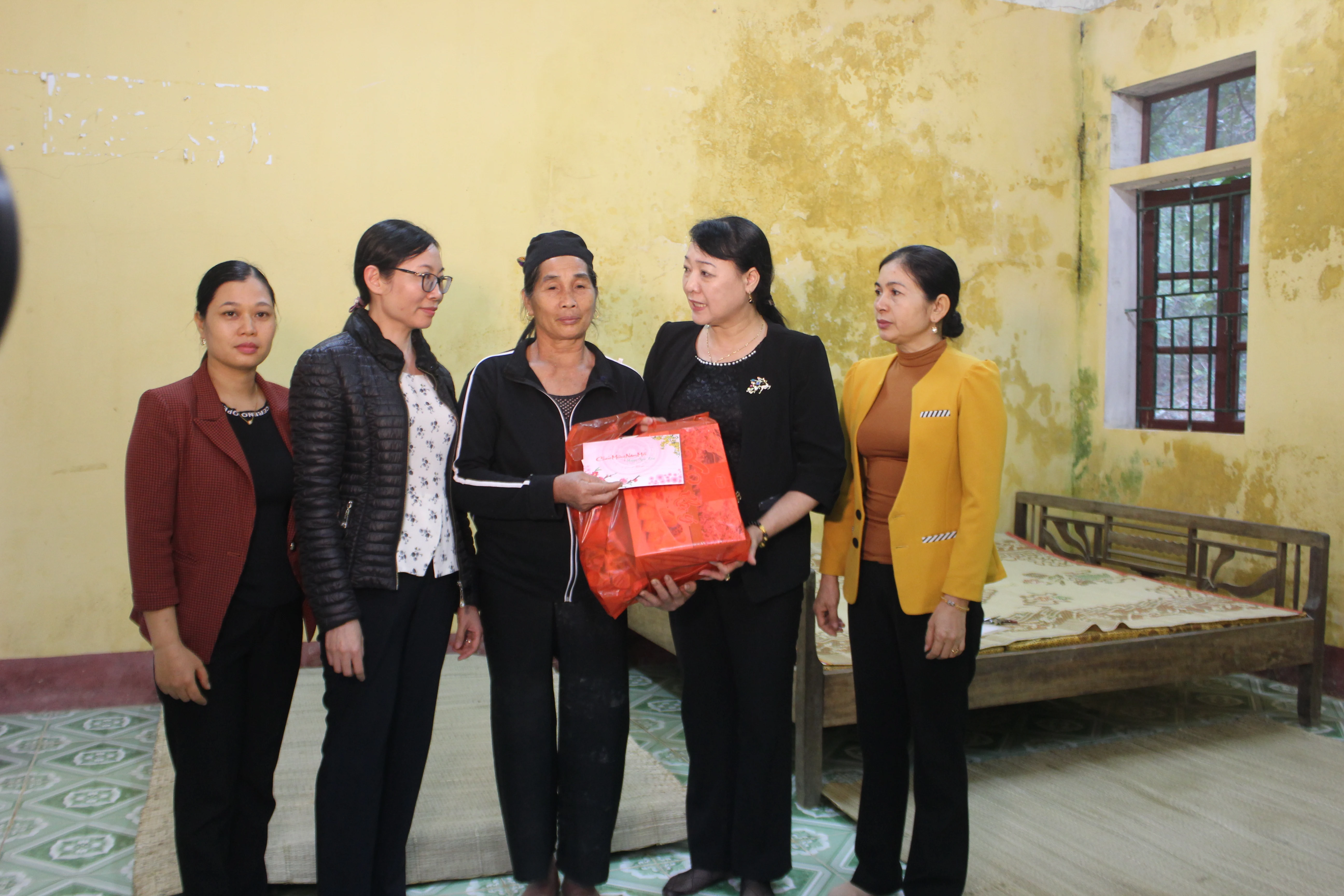 Trao quà cho hội viên, phụ nữ nghèo huyện Mường Lát