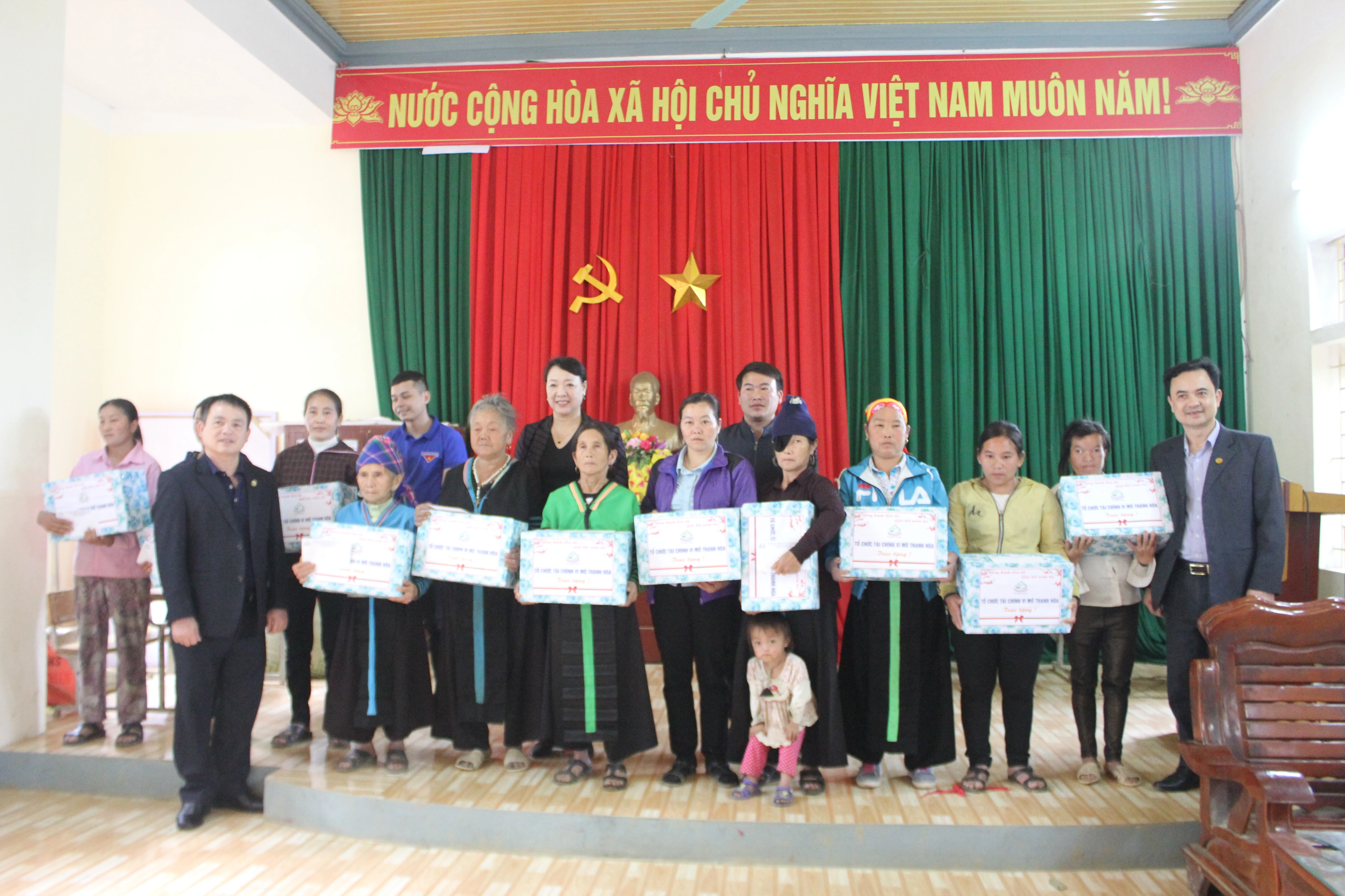 Trao quà cho hội viên, phụ nữ nghèo huyện Mường Lát