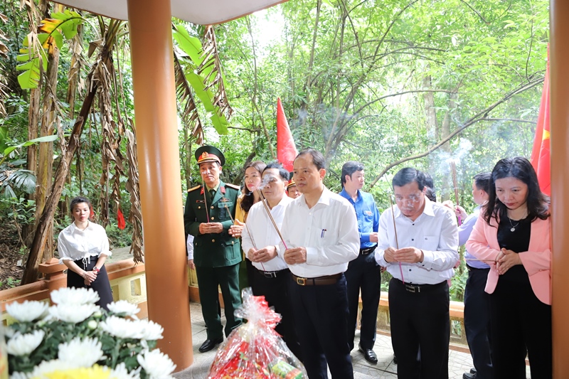 Đoàn đại biểu tỉnh Thanh Hóa viếng Đại tướng Võ Nguyên Giáp và các anh hùng liệt sĩ tại tỉnh Quảng Bình, Quảng Trị