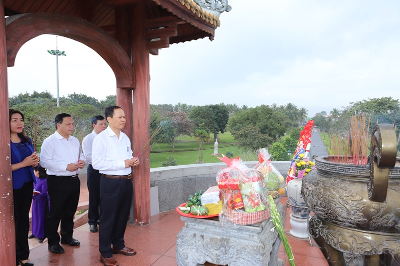 Đoàn đại biểu tỉnh Thanh Hóa viếng Đại tướng Võ Nguyên Giáp và các anh hùng liệt sĩ tại tỉnh Quảng Bình, Quảng Trị