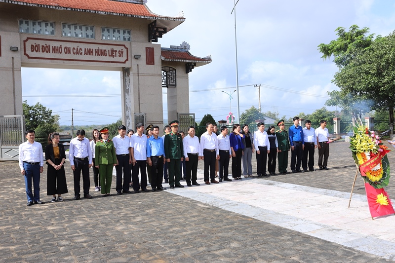 Đoàn đại biểu tỉnh Thanh Hóa viếng Đại tướng Võ Nguyên Giáp và các anh hùng liệt sĩ tại tỉnh Quảng Bình, Quảng Trị