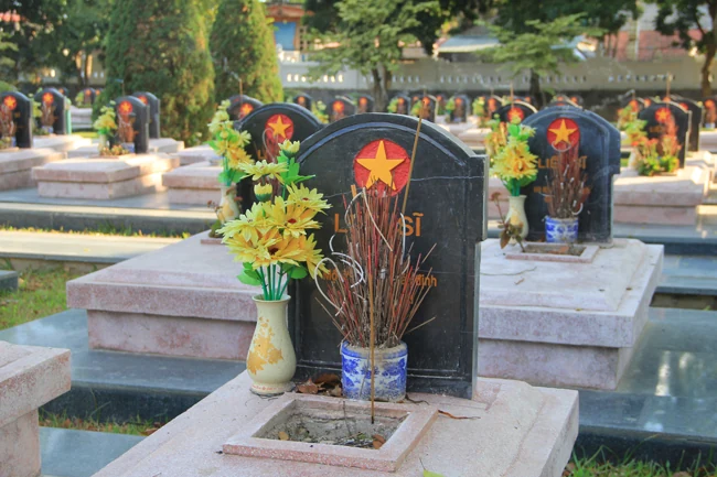 Đoàn đại biểu tỉnh Thanh Hóa viếng các anh hùng, liệt sĩ tại tỉnh Điện Biên
