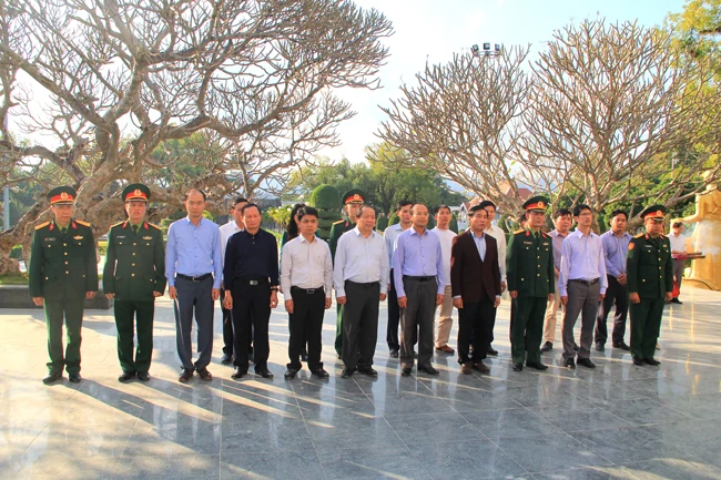 Đoàn đại biểu tỉnh Thanh Hóa viếng các anh hùng, liệt sĩ tại tỉnh Điện Biên