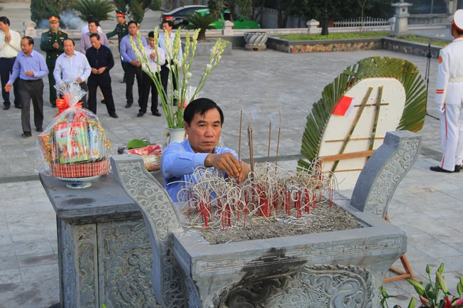Đoàn đại biểu tỉnh Thanh Hóa viếng các anh hùng, liệt sĩ tại tỉnh Điện Biên
