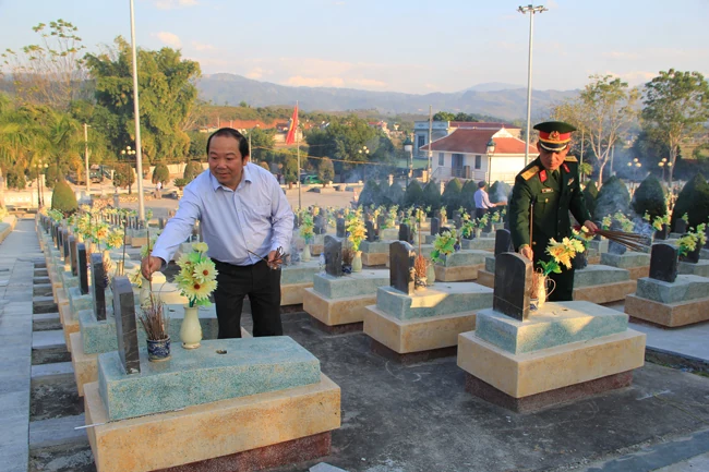 Đoàn đại biểu tỉnh Thanh Hóa viếng các anh hùng, liệt sĩ tại tỉnh Điện Biên