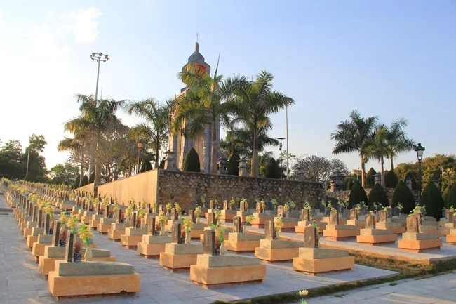 Đoàn đại biểu tỉnh Thanh Hóa viếng các anh hùng, liệt sĩ tại tỉnh Điện Biên