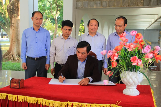 Đoàn đại biểu tỉnh Thanh Hóa viếng các anh hùng, liệt sĩ tại tỉnh Điện Biên