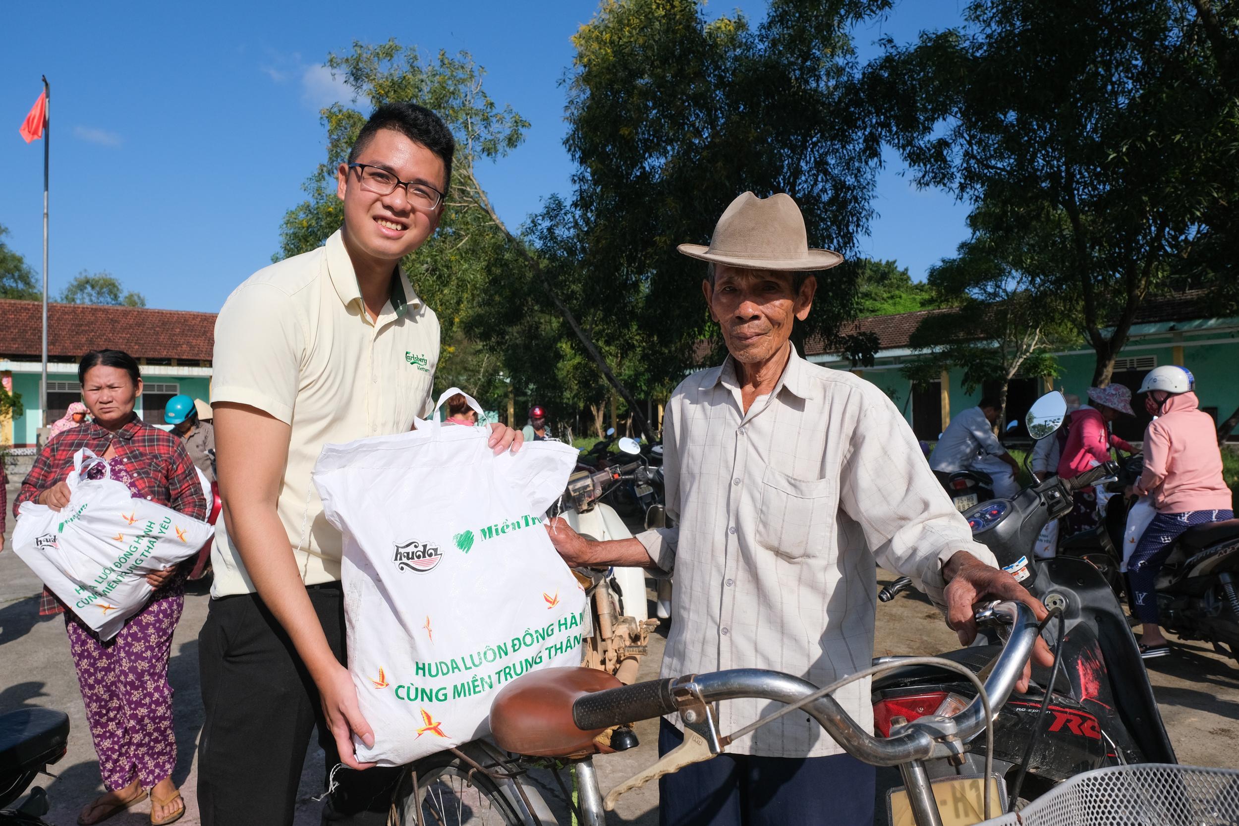 8.000 phần quà đầu Xuân được Huda trao tận tay bà con 9 tỉnh miền Trung