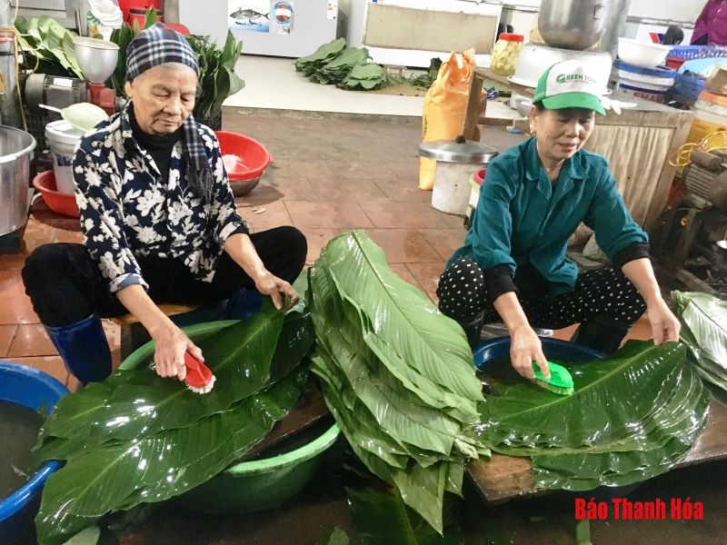 Các cơ sở làm bánh chưng “đắt khách” dịp Tết