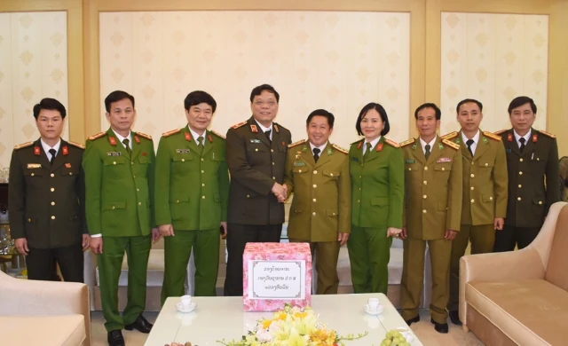 Công an tỉnh Hủa Phăn (Lào) thăm và chúc Tết CBCS Công an Thanh Hóa