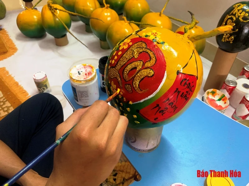 Thầy giáo vẽ tranh phấn trắng lại khiến dân tình “phát sốt” vì vẽ thư pháp lên trái cây cực đẹp