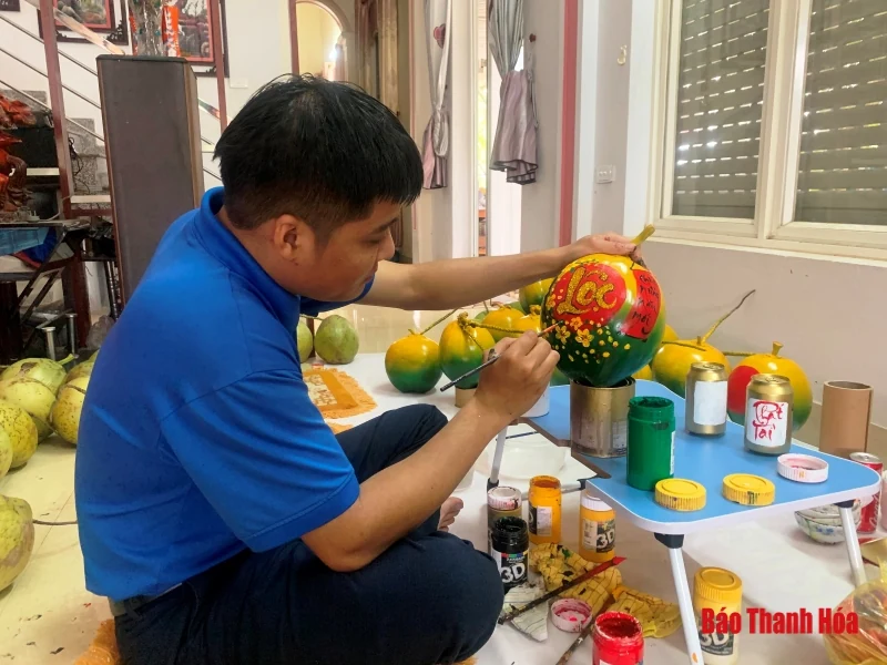 Thầy giáo vẽ tranh phấn trắng lại khiến dân tình “phát sốt” vì vẽ thư pháp lên trái cây cực đẹp