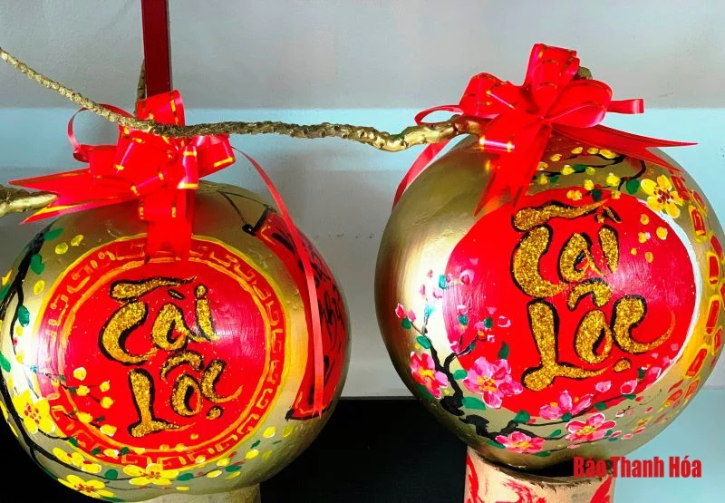 Thầy giáo vẽ tranh phấn trắng lại khiến dân tình “phát sốt” vì vẽ thư pháp lên trái cây cực đẹp