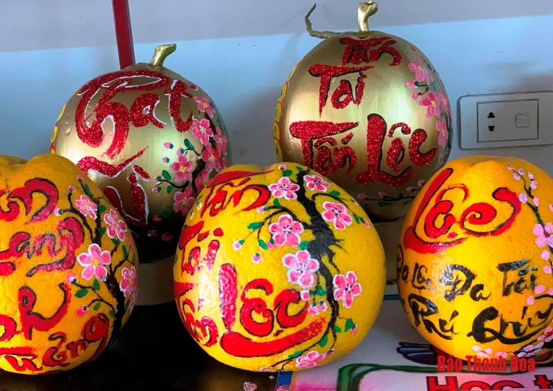 Thầy giáo vẽ tranh phấn trắng lại khiến dân tình “phát sốt” vì vẽ thư pháp lên trái cây cực đẹp