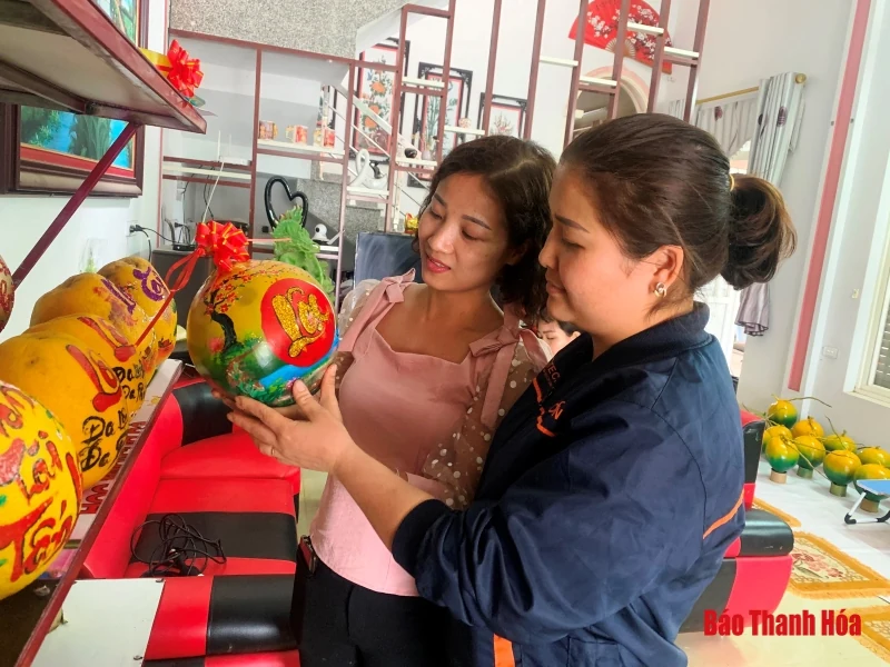 Thầy giáo vẽ tranh phấn trắng lại khiến dân tình “phát sốt” vì vẽ thư pháp lên trái cây cực đẹp