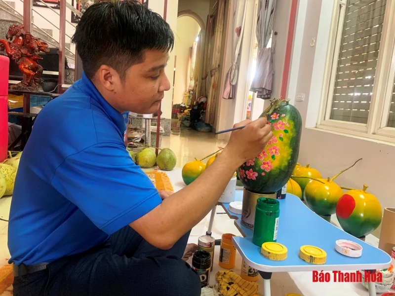 Thầy giáo vẽ tranh phấn trắng lại khiến dân tình “phát sốt” vì vẽ thư pháp lên trái cây cực đẹp