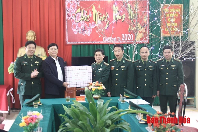 Phó Chủ tịch UBND tỉnh Mai Xuân Liêm thăm, chúc Tết tại huyện Mường Lát