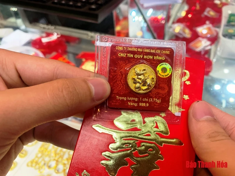 Người dân Thanh Hóa đeo khẩu trang mua vàng ngày vía Thần Tài