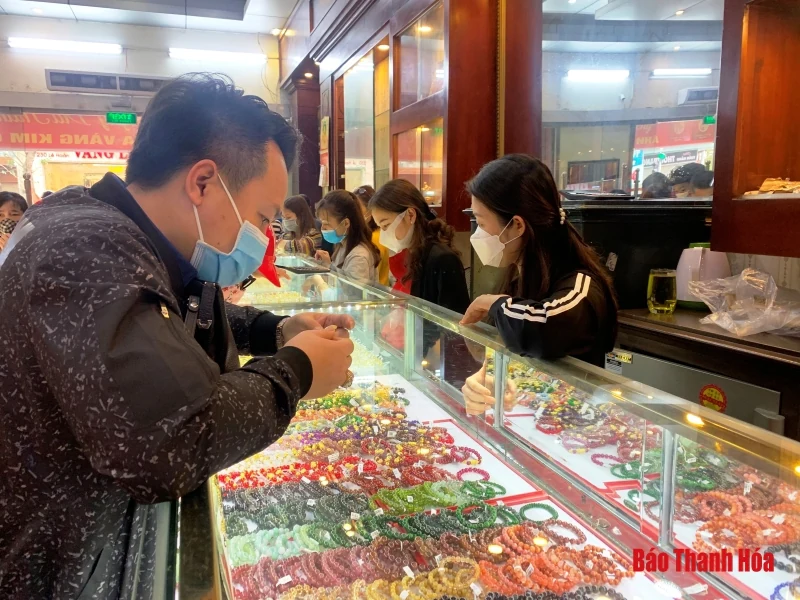 Người dân Thanh Hóa đeo khẩu trang mua vàng ngày vía Thần Tài