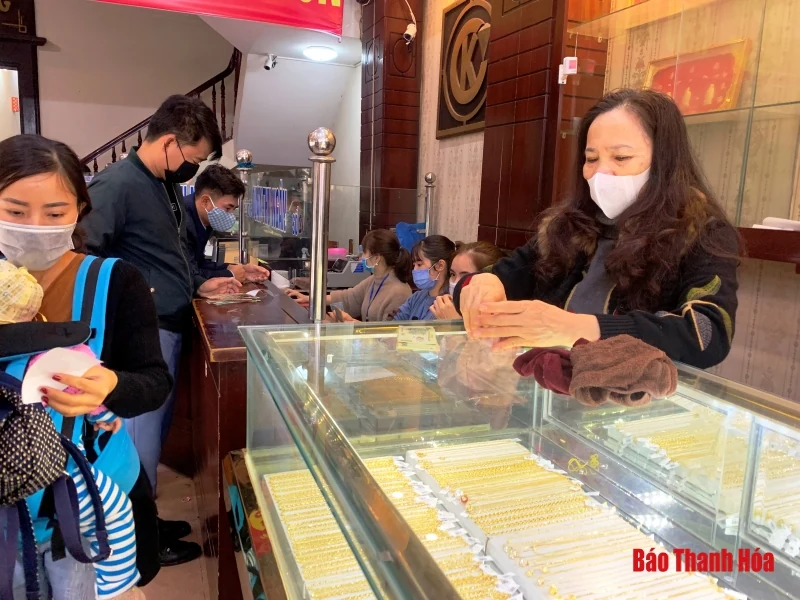 Người dân Thanh Hóa đeo khẩu trang mua vàng ngày vía Thần Tài