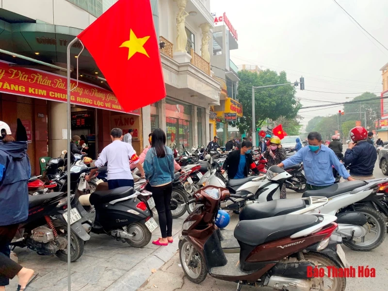 Người dân Thanh Hóa đeo khẩu trang mua vàng ngày vía Thần Tài