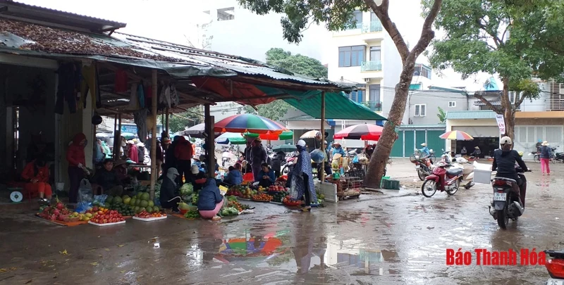 Họp chợ bất chấp lệnh cấm