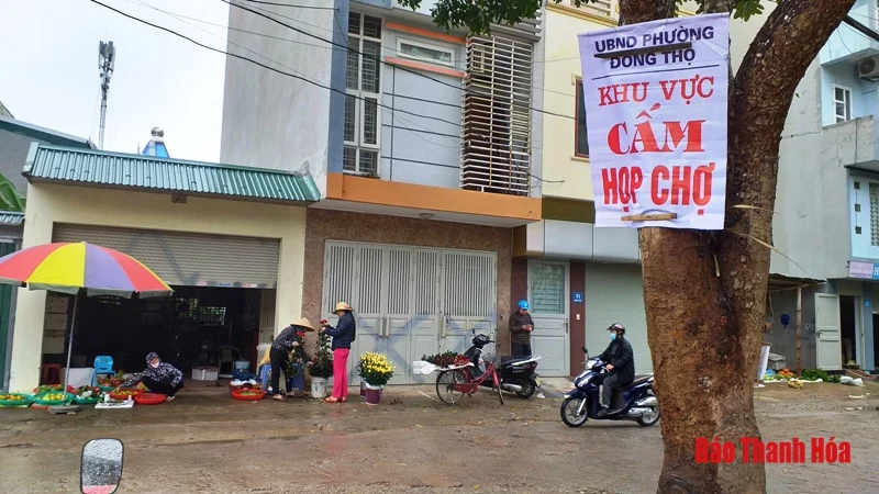Họp chợ bất chấp lệnh cấm
