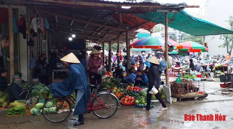 Họp chợ bất chấp lệnh cấm