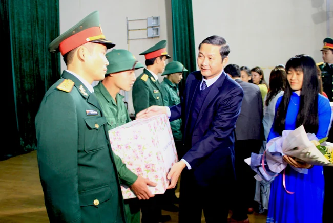 Phó Bí thư Tỉnh ủy Đỗ Minh Tuấn dự lễ giao nhận quân tại huyện Ngọc Lặc